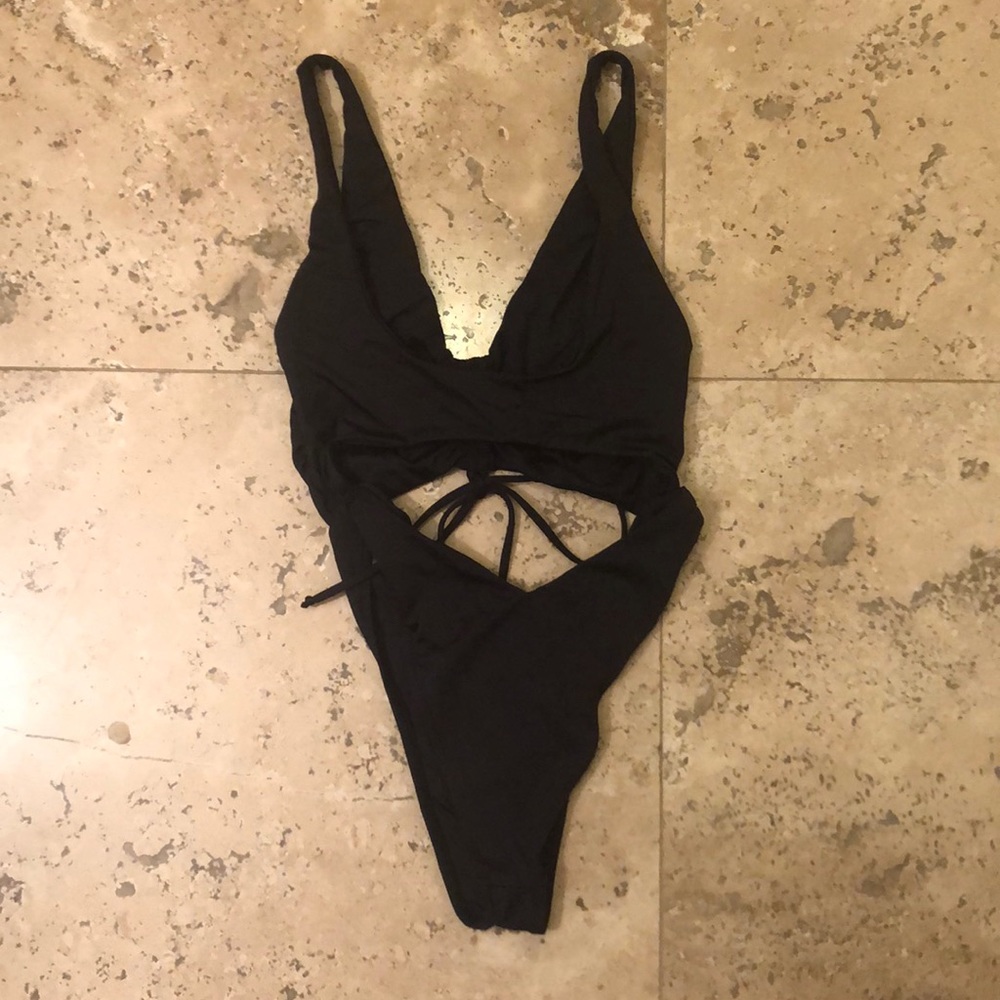 Frankie's Bikini Keyhole One-piece Black - Picture 6 of 6